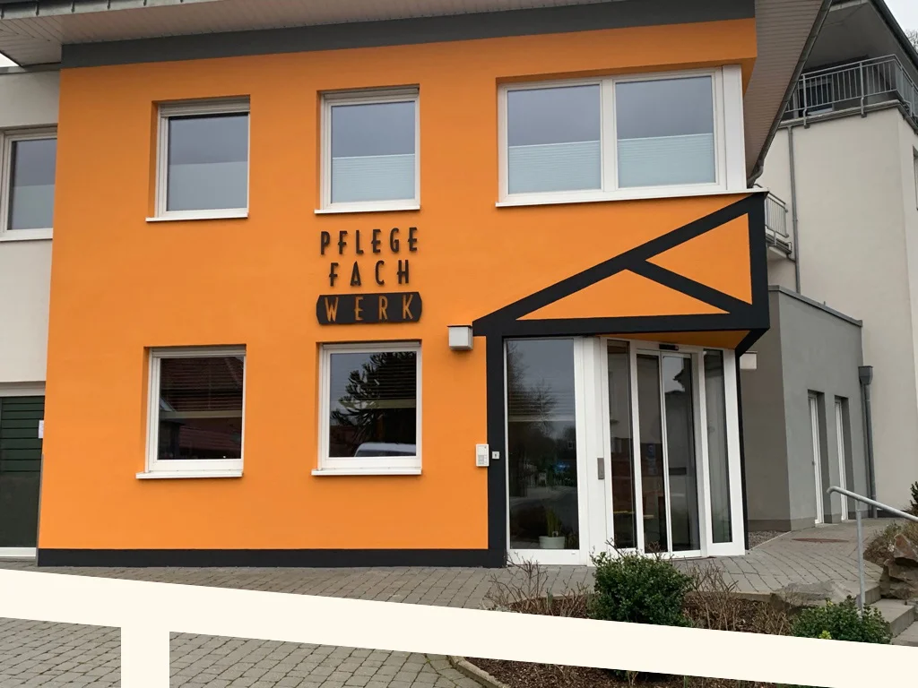 Eingang der PflegeFachWerk GmbH an der Glückaufstraße 179 in Georgsmarienhütte